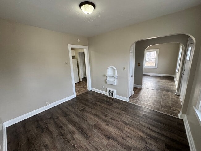 Building Photo - Two bedroom one bath house in Rock Island