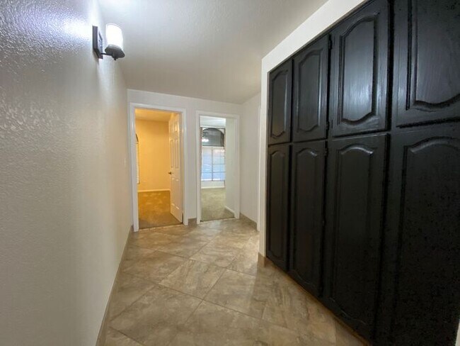 Building Photo - Very nice single level home