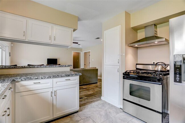 Building Photo - 5522 Duxbury St