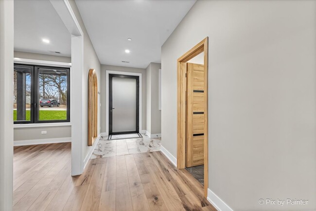 Building Photo - 154 Oak St