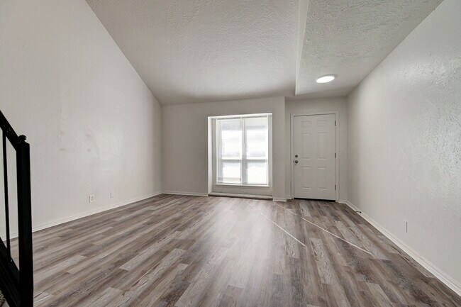 Building Photo - 727 Vicksburg Ave