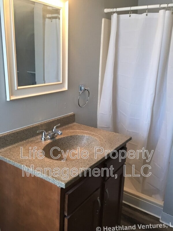 Building Photo - 549 32nd St SE