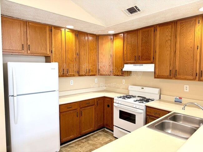 Building Photo - 2140 Meadowview Ct SE