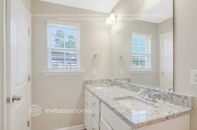 Building Photo - 920 Lakemont Dr