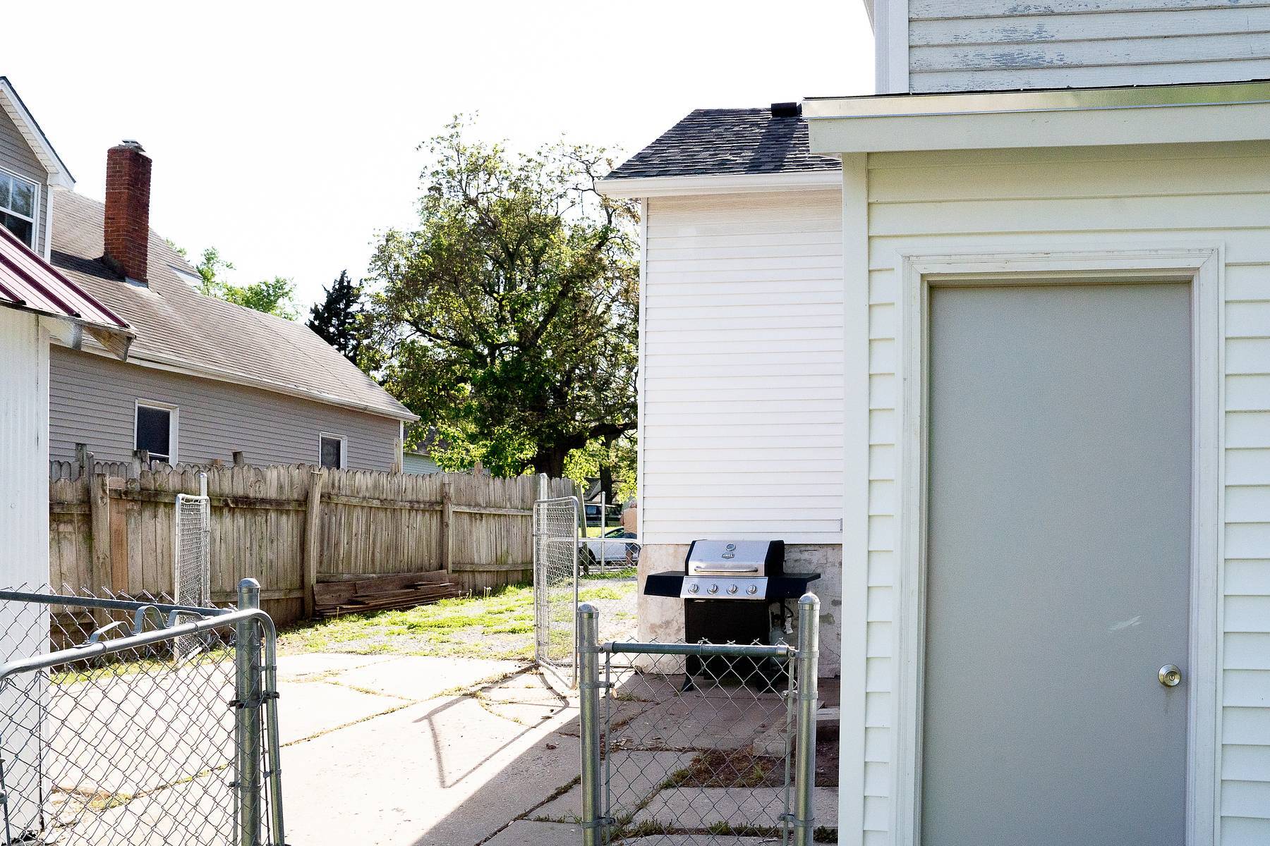 stainless steel gas grill with one tank provided - 2229 N 7th St