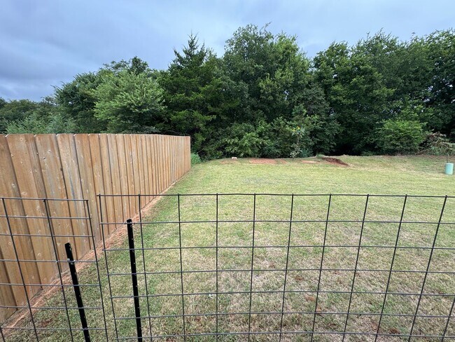 Building Photo - Don't Miss this STUNNING, true 4 bed, 2 ba...