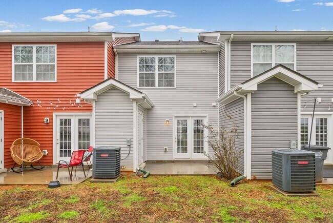 Building Photo - 2 Bedroom Condo For Rent With Community Swimming Pool!