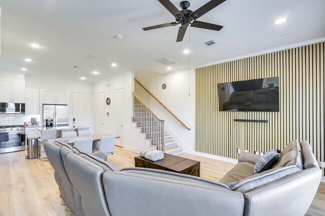 Building Photo - 5111 Briscoe St