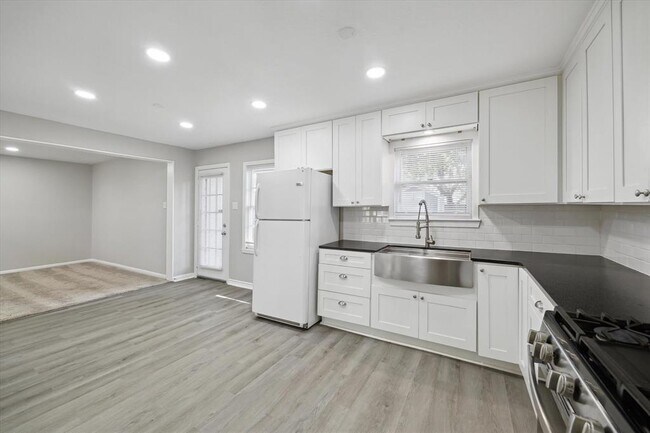 Building Photo - 403 W Oak St