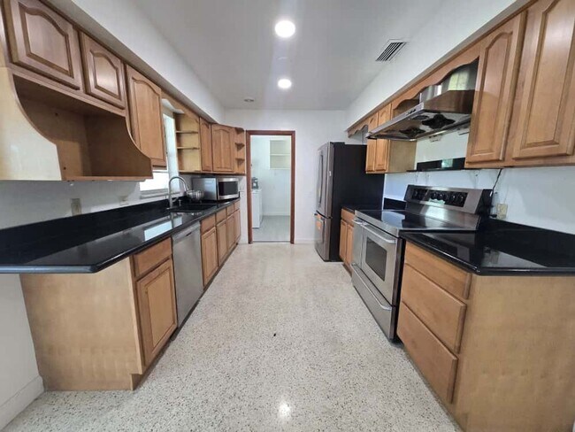 Building Photo - Beautiful Fort Pierce Home – Great Locatio...