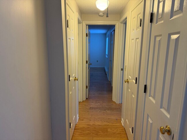 Building Photo - 9-11 Oakview Dr