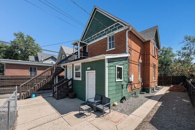 Building Photo - Charming 2 Bed 1.5 Bath in West Wash Park!