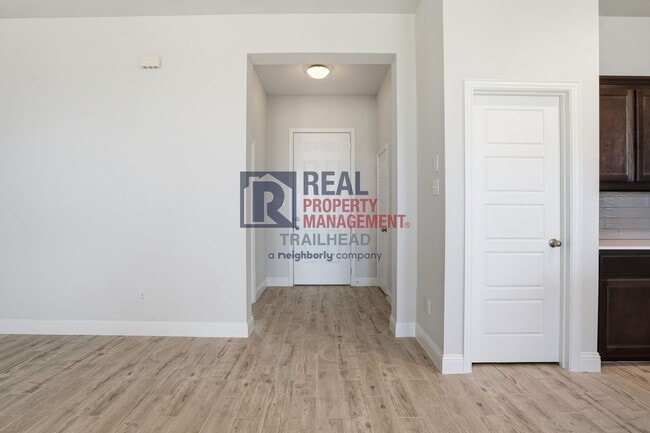 Building Photo - Thoughtfully Designed 4 Bed Home with Elevated Interiors and Lake Views