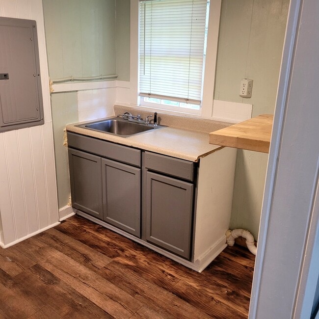 Building Photo - 4510 Hwy Ave