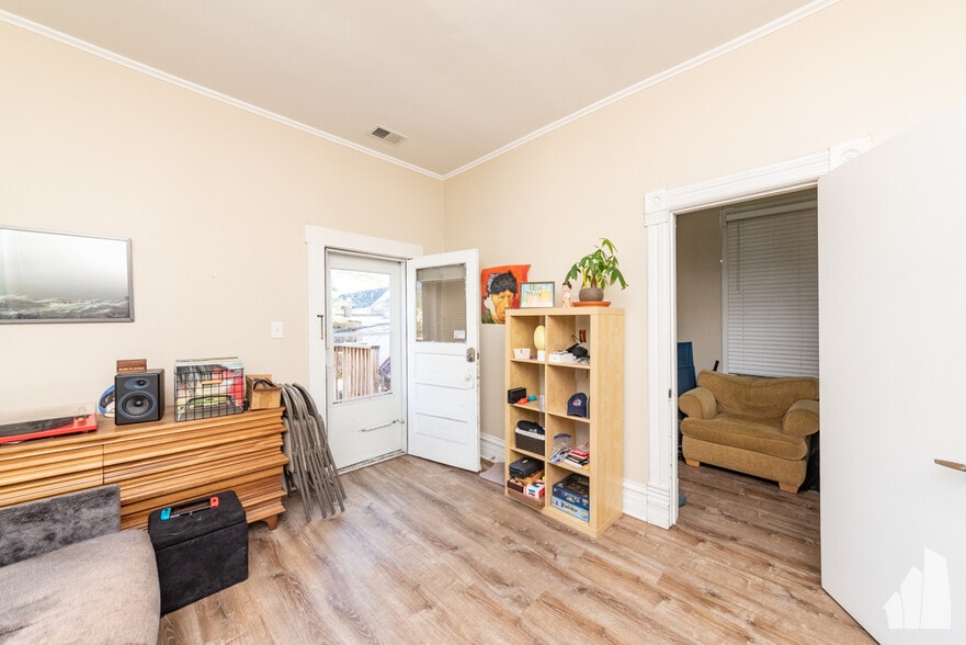 Building Photo - 1431 W Belmont Ave