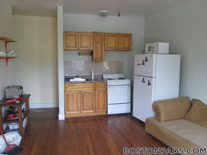 Building Photo - 143 Park Dr