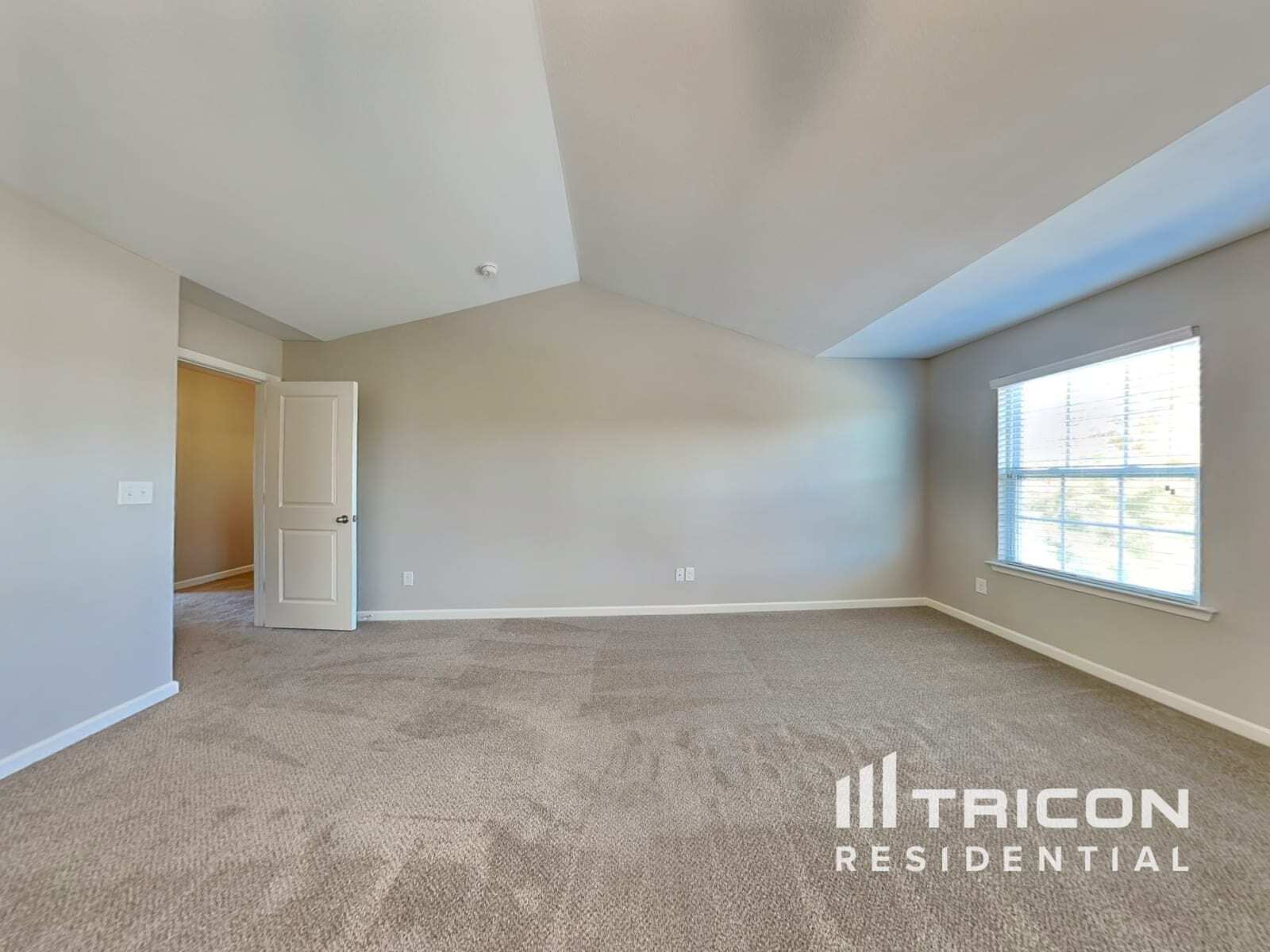 Building Photo - 2831 Village Center Dr