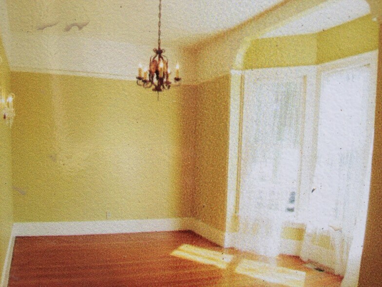 Living - 1945 NW Raleigh St
