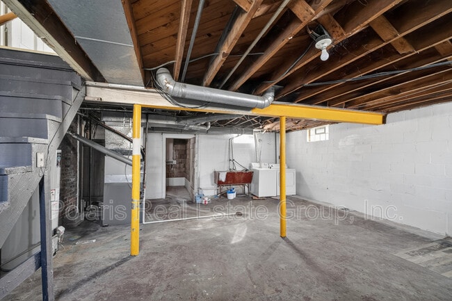 Building Photo - 715 E 60th St