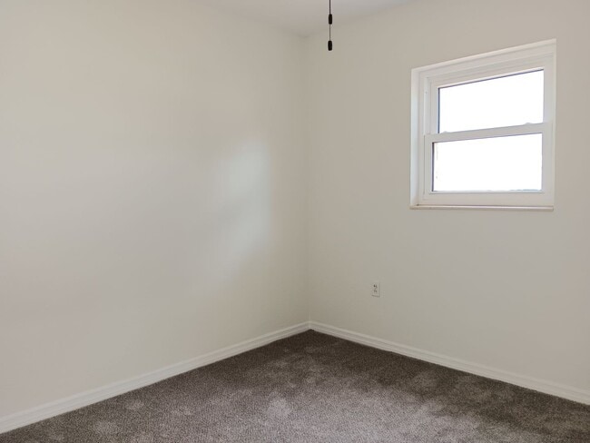 Building Photo - Big family room, granite & stainless kitch...