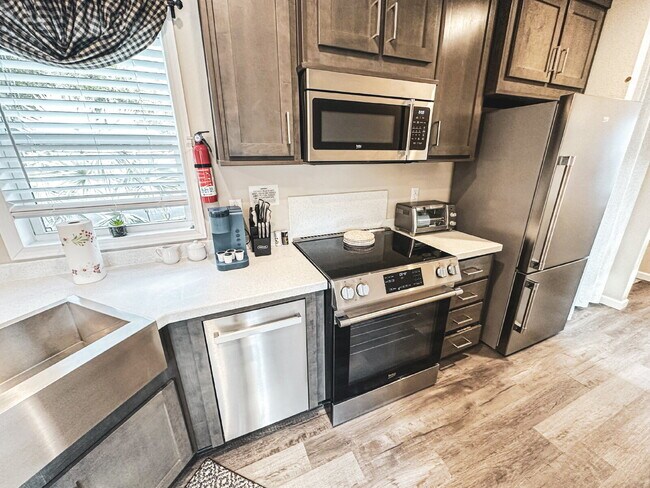 Building Photo - "Charming 2-Bedroom Retreat in River Ranch...