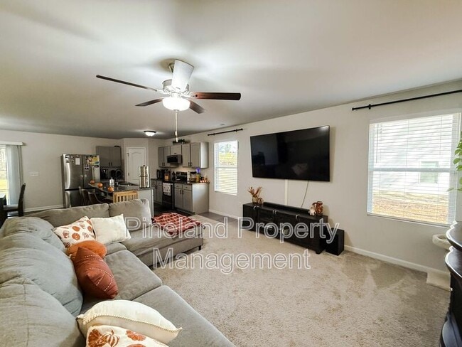 Building Photo - 245 Desert Cir