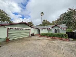 Building Photo - AVAILABLE JUNE - 4 Bed / 2 Bath Home locat...
