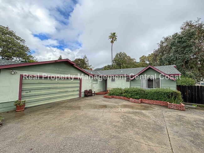 Primary Photo - AVAILABLE JUNE - 4 Bed / 2 Bath Home locat...