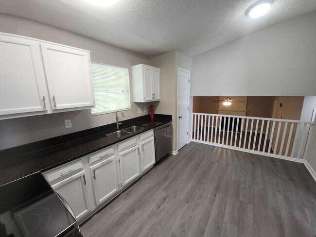 Building Photo - 3-Bedroom, 2.5-Bath Home in Desirable Lith...