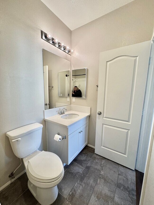 Building Photo - Newer Built Townhome with Solar in Gated Community! Pet-Friendly!