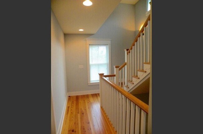 Building Photo - Charming 3-story Home in the Heart of Down...