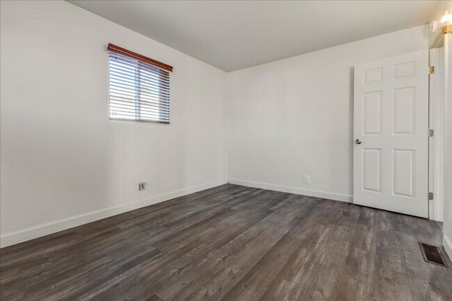 Building Photo - Upper Seaside 3 Bedroom / 1.5 Bath