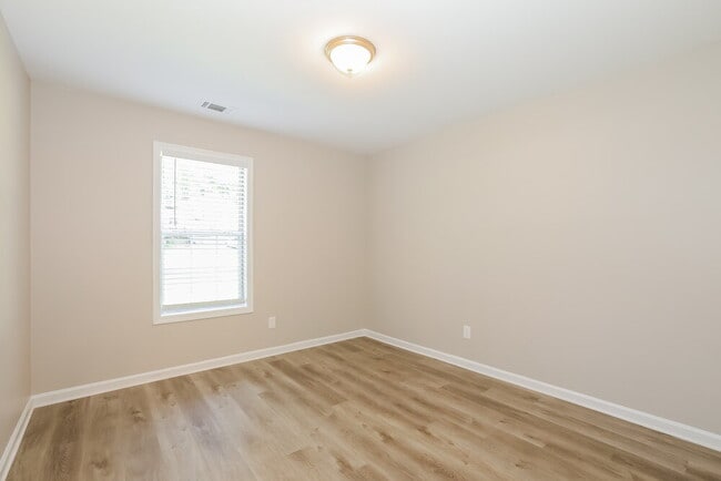 Building Photo - 2994 Raintree Dr SE