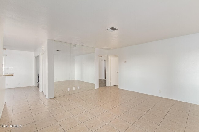 Building Photo - 511 W Blackhawk Dr