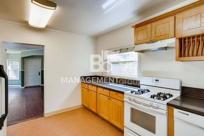 Building Photo - LOCATION, LOCATION, LOCATION! Spacious S Portland Home Walking Distance to PSU and Downtown! MUST...