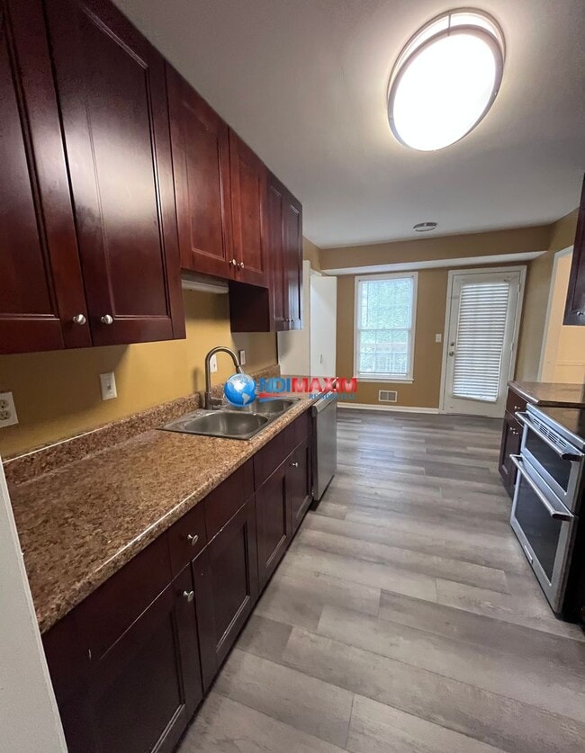 Building Photo - Spacious RENOVATED 5-bedroom house in Lawr...