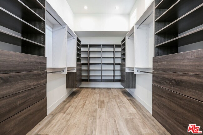 Building Photo - 912 N Crescent Heights Blvd