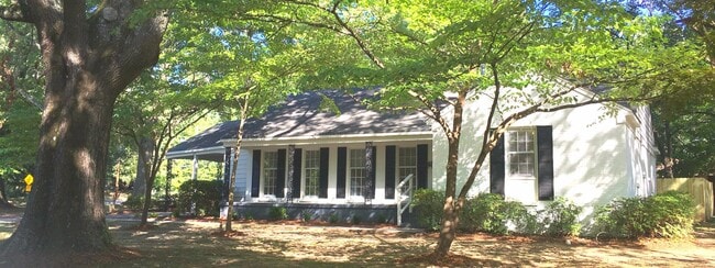 Building Photo - Dont miss out on this spacious East Memphi...