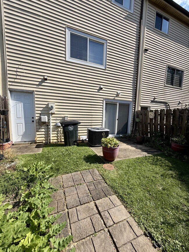 Building Photo - 305 W Cadbury Dr