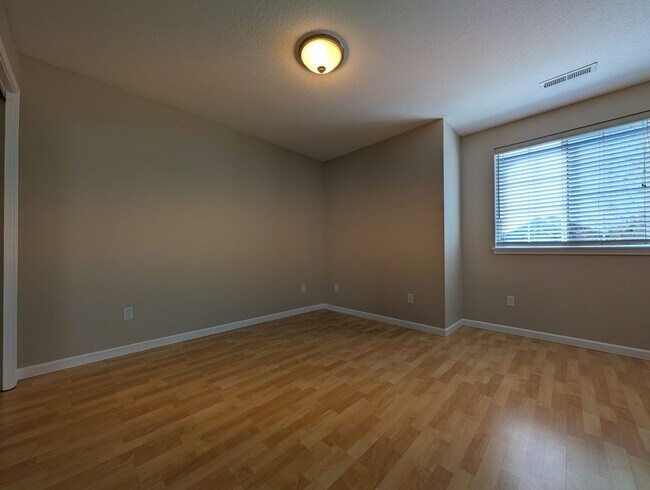 Building Photo - Beautiful 3-Bedroom, 2.5-Bath Home In River Road Area of Eugene!