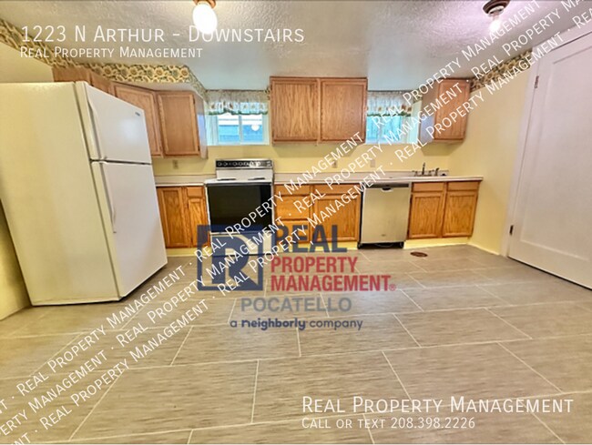 Building Photo - 1223 N Arthur-Downstairs