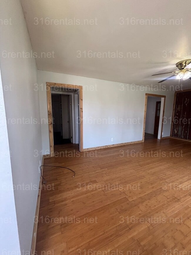 Building Photo - 3 bed 1 bath house available NOW!
