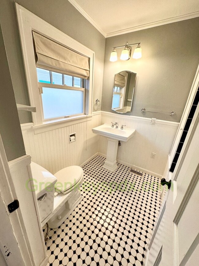 Building Photo - Huge 3 Bedroom 2 Bathroom House in Heart o...