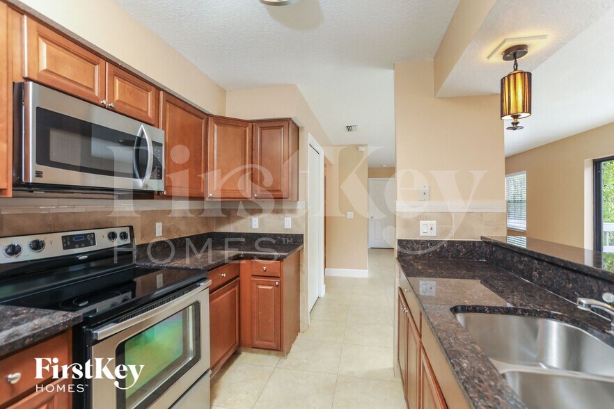 Building Photo - 988 Glenview Cir