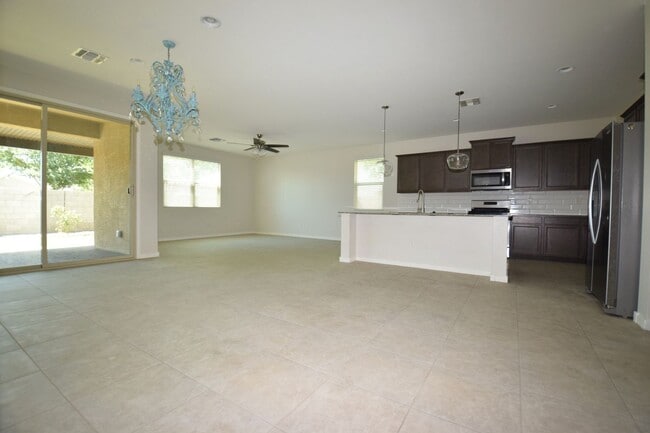 Building Photo - Impressive 4 bed 3 bath Circle Cross Home!