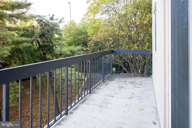 Building Photo - 1211 S Eads St