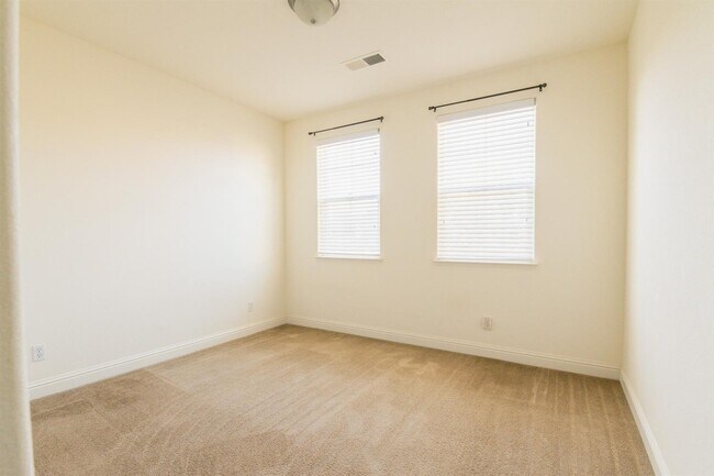 Building Photo - 3952 Serena Ave