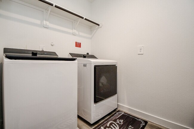 Building Photo - 2917 Skyline Mesa Dr