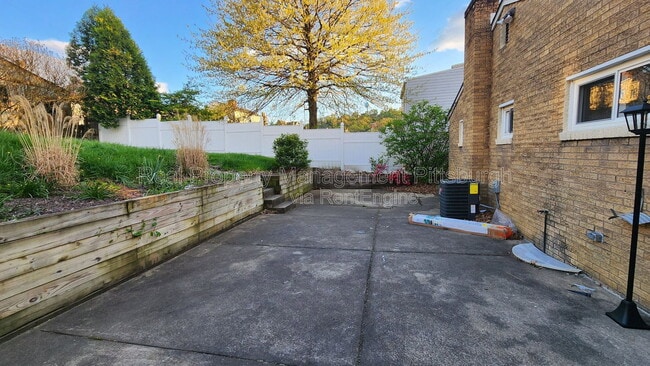 Building Photo - 433 Ella St