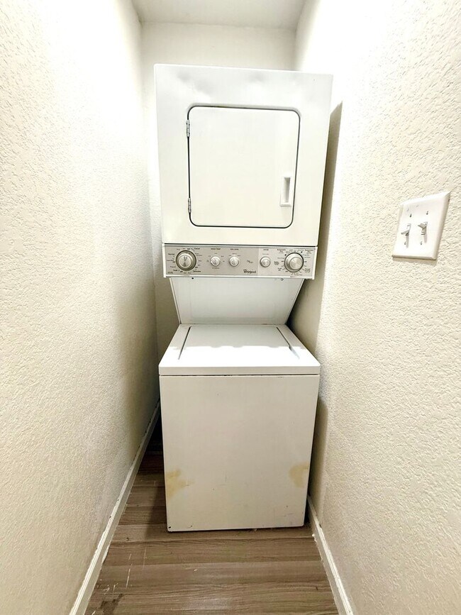 Building Photo - 1611 N Navidad St